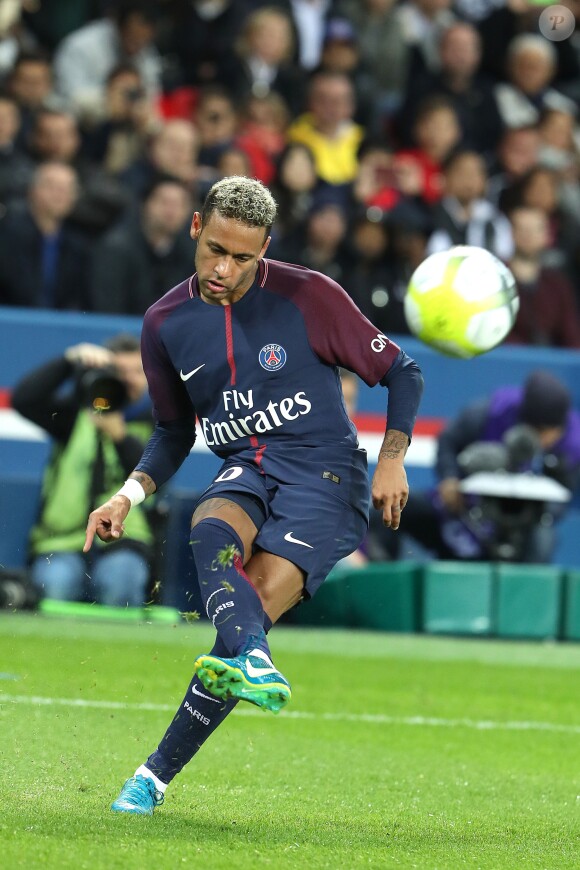 Neymar lors du match de Ligue 1 "PSG - OL (2-0)" au Parc des Princes à Paris, le 17 septembre 2017. © Cyril Moreau/Bestimage