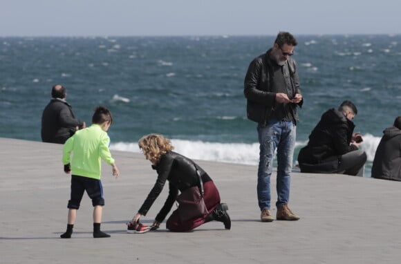 Jeffrey Dean Morgan (The Walking Dead) en vacances en famille, avec sa femme Hilarie Burton et leur fils Augustus Morgan à Barcelone le 13 mars 2017.