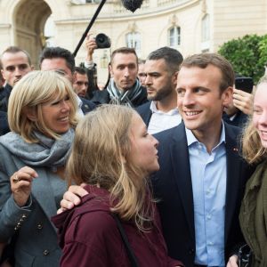 Emmanuel Macron et sa femme Brigitte Macron, accompagné de leur chien Nemo lors des Journées européennes du patrimoine au palais de l'Elysée à Paris, le 17 septembre 2017. © Jacques Witt/Pool/Bestimage