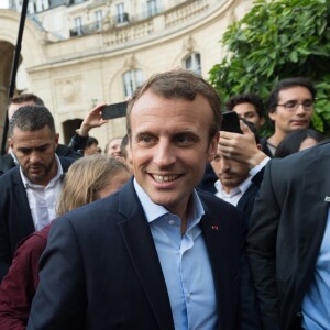 Emmanuel Macron et sa femme Brigitte Macron, accompagné de leur chien Nemo lors des Journées européennes du patrimoine au palais de l'Elysée à Paris, le 17 septembre 2017. © Jacques Witt/Pool/Bestimage