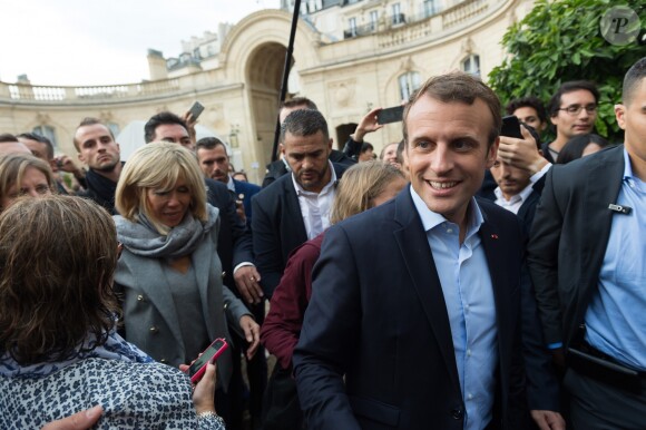 Emmanuel Macron et sa femme Brigitte Macron, accompagné de leur chien Nemo lors des Journées européennes du patrimoine au palais de l'Elysée à Paris, le 17 septembre 2017. © Jacques Witt/Pool/Bestimage