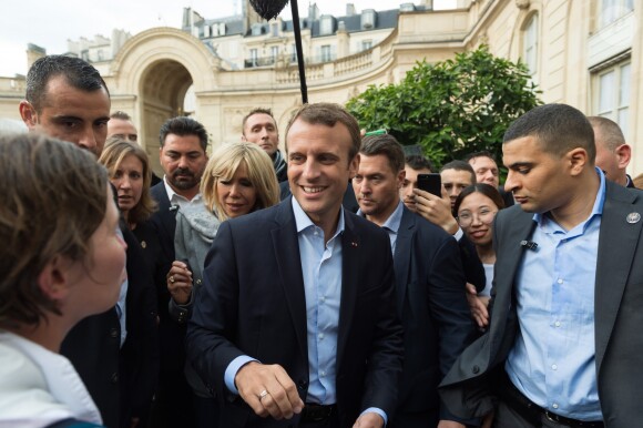 Emmanuel Macron et sa femme Brigitte Macron, accompagné de leur chien Nemo lors des Journées européennes du patrimoine au palais de l'Elysée à Paris, le 17 septembre 2017. © Jacques Witt/Pool/Bestimage