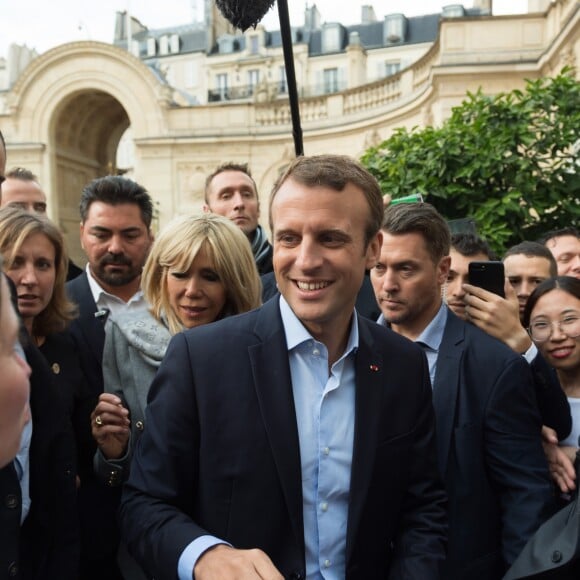 Emmanuel Macron et sa femme Brigitte Macron, accompagné de leur chien Nemo lors des Journées européennes du patrimoine au palais de l'Elysée à Paris, le 17 septembre 2017. © Jacques Witt/Pool/Bestimage