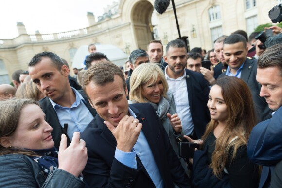 Emmanuel Macron et sa femme Brigitte Macron, accompagné de leur chien Nemo lors des Journées européennes du patrimoine au palais de l'Elysée à Paris, le 17 septembre 2017. © Jacques Witt/Pool/Bestimage