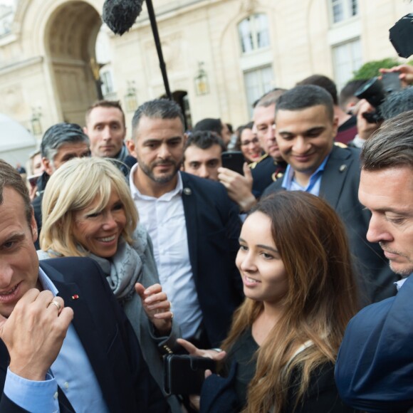 Emmanuel Macron et sa femme Brigitte Macron, accompagné de leur chien Nemo lors des Journées européennes du patrimoine au palais de l'Elysée à Paris, le 17 septembre 2017. © Jacques Witt/Pool/Bestimage