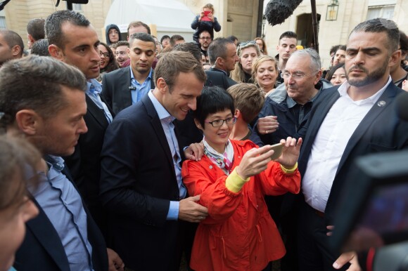 Emmanuel Macron et sa femme Brigitte Macron, accompagné de leur chien Nemo lors des Journées européennes du patrimoine au palais de l'Elysée à Paris, le 17 septembre 2017. © Jacques Witt/Pool/Bestimage