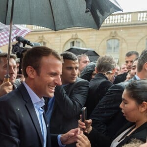 Emmanuel Macron et sa femme Brigitte Macron, accompagné de leur chien Nemo lors des Journées européennes du patrimoine au palais de l'Elysée à Paris, le 17 septembre 2017. © Jacques Witt/Pool/Bestimage