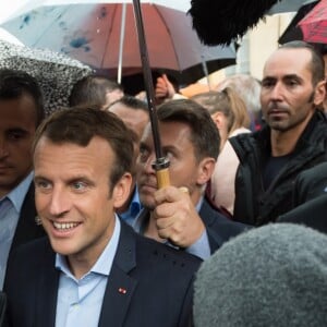 Emmanuel Macron et sa femme Brigitte Macron, accompagné de leur chien Nemo lors des Journées européennes du patrimoine au palais de l'Elysée à Paris, le 17 septembre 2017. © Jacques Witt/Pool/Bestimage