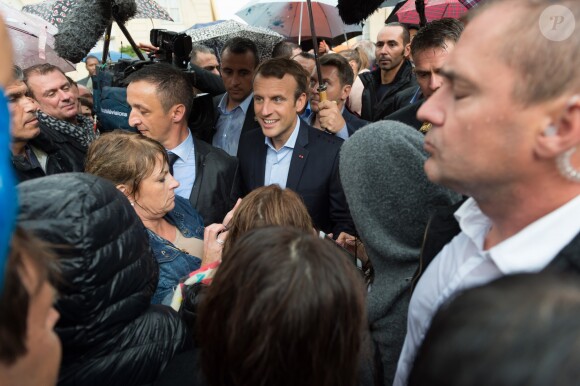 Emmanuel Macron et sa femme Brigitte Macron, accompagné de leur chien Nemo lors des Journées européennes du patrimoine au palais de l'Elysée à Paris, le 17 septembre 2017. © Jacques Witt/Pool/Bestimage