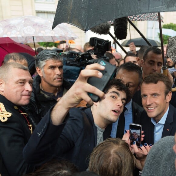 Emmanuel Macron et sa femme Brigitte Macron, accompagné de leur chien Nemo lors des Journées européennes du patrimoine au palais de l'Elysée à Paris, le 17 septembre 2017. © Jacques Witt/Pool/Bestimage