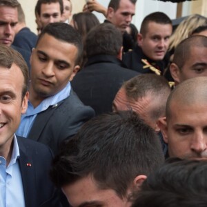 Emmanuel Macron et sa femme Brigitte Macron, accompagné de leur chien Nemo lors des Journées européennes du patrimoine au palais de l'Elysée à Paris, le 17 septembre 2017. © Jacques Witt/Pool/Bestimage