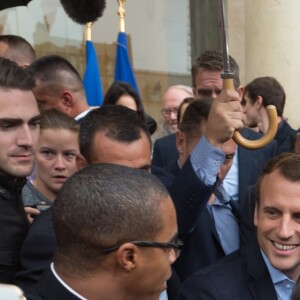 Emmanuel Macron et sa femme Brigitte Macron, accompagné de leur chien Nemo lors des Journées européennes du patrimoine au palais de l'Elysée à Paris, le 17 septembre 2017. © Jacques Witt/Pool/Bestimage