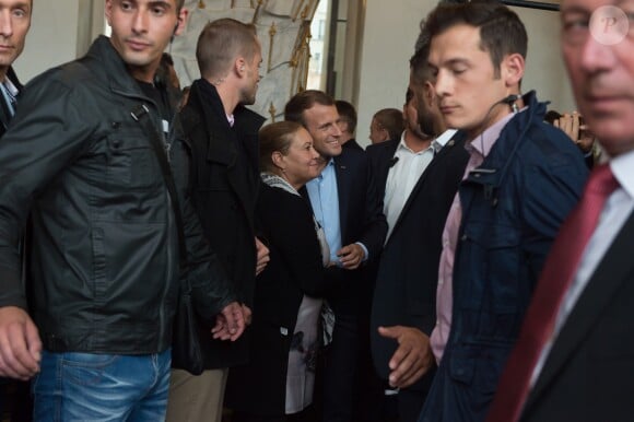 Emmanuel Macron et sa femme Brigitte Macron, accompagné de leur chien Nemo lors des Journées européennes du patrimoine au palais de l'Elysée à Paris, le 17 septembre 2017. © Jacques Witt/Pool/Bestimage