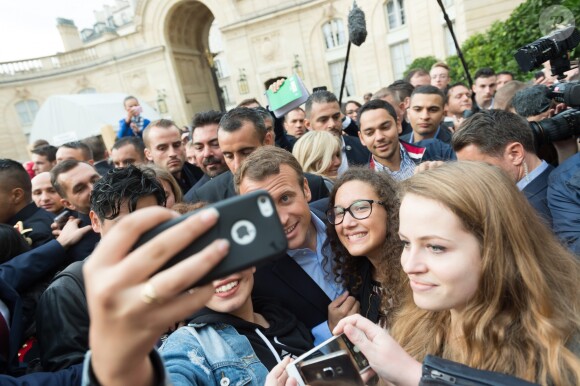 Emmanuel Macron et sa femme Brigitte Macron, accompagné de leur chien Nemo lors des Journées européennes du patrimoine au palais de l'Elysée à Paris, le 17 septembre 2017. © Jacques Witt/Pool/Bestimage