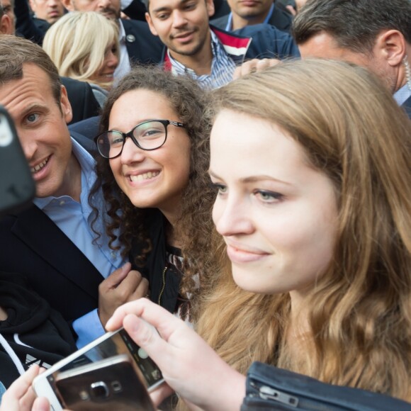 Emmanuel Macron et sa femme Brigitte Macron, accompagné de leur chien Nemo lors des Journées européennes du patrimoine au palais de l'Elysée à Paris, le 17 septembre 2017. © Jacques Witt/Pool/Bestimage