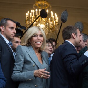 Emmanuel Macron et sa femme Brigitte Macron, accompagné de leur chien Nemo lors des Journées européennes du patrimoine au palais de l'Elysée à Paris, le 17 septembre 2017. © Jacques Witt/Pool/Bestimage