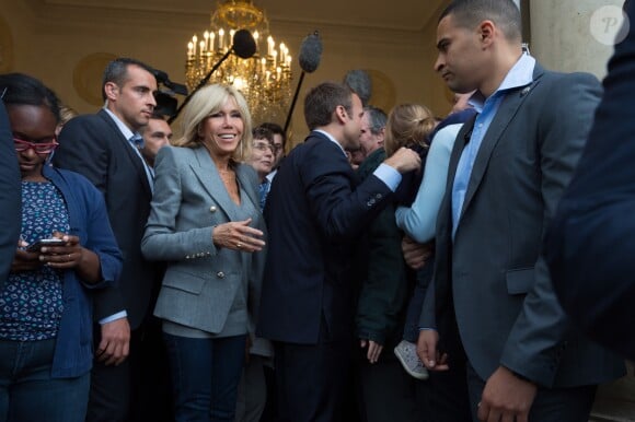 Emmanuel Macron et sa femme Brigitte Macron, accompagné de leur chien Nemo lors des Journées européennes du patrimoine au palais de l'Elysée à Paris, le 17 septembre 2017. © Jacques Witt/Pool/Bestimage