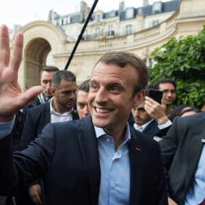 Emmanuel Macron et sa femme Brigitte Macron, accompagné de leur chien Nemo lors des Journées européennes du patrimoine au palais de l'Elysée à Paris, le 17 septembre 2017. © Jacques Witt/Pool/Bestimage