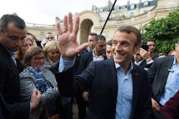 Emmanuel Macron et sa femme Brigitte Macron, accompagné de leur chien Nemo lors des Journées européennes du patrimoine au palais de l'Elysée à Paris, le 17 septembre 2017. © Jacques Witt/Pool/Bestimage