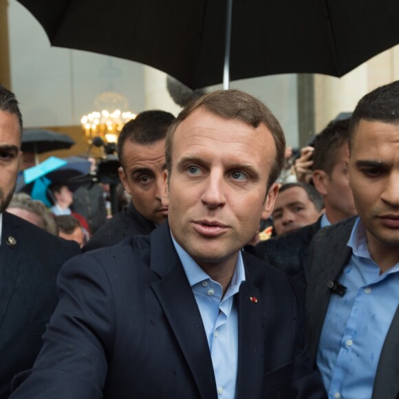 Emmanuel Macron et sa femme Brigitte Macron, accompagné de leur chien Nemo lors des Journées européennes du patrimoine au palais de l'Elysée à Paris, le 17 septembre 2017. © Jacques Witt/Pool/Bestimage