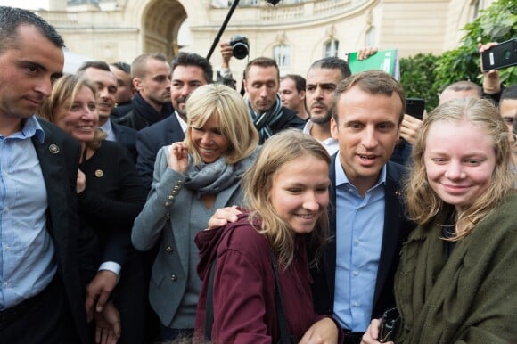 Emmanuel Macron et sa femme Brigitte Macron, accompagné de leur chien Nemo lors des Journées européennes du patrimoine au palais de l'Elysée à Paris, le 17 septembre 2017. © Jacques Witt/Pool/Bestimage