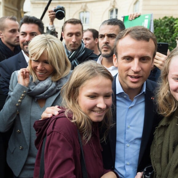 Emmanuel Macron et sa femme Brigitte Macron, accompagné de leur chien Nemo lors des Journées européennes du patrimoine au palais de l'Elysée à Paris, le 17 septembre 2017. © Jacques Witt/Pool/Bestimage