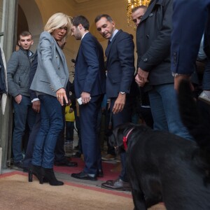 Emmanuel Macron et sa femme Brigitte Macron, accompagné de leur chien Nemo lors des Journées européennes du patrimoine au palais de l'Elysée à Paris, le 17 septembre 2017. © Jacques Witt/Pool/Bestimage