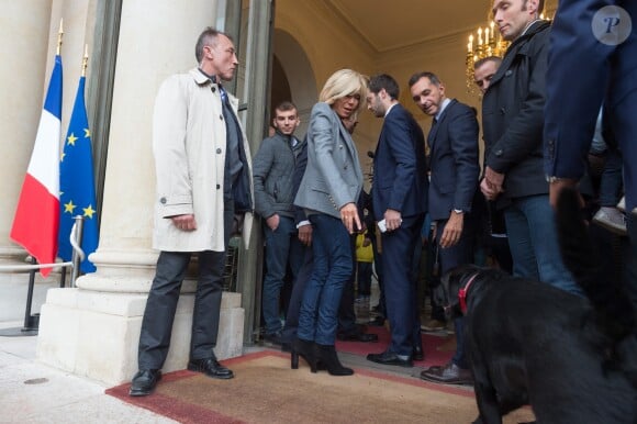 Emmanuel Macron et sa femme Brigitte Macron, accompagné de leur chien Nemo lors des Journées européennes du patrimoine au palais de l'Elysée à Paris, le 17 septembre 2017. © Jacques Witt/Pool/Bestimage