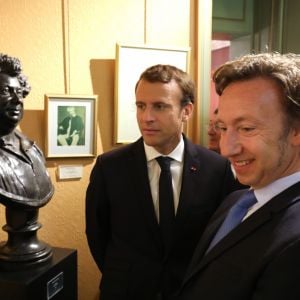 Emmanuel Macron et Stéphane Bern - Le Président de la république française Emmanuel Macron visite le château de Monte-Cristo en compagnie de Stéphane Bern à Marly-le-Roi, France, le 16 septembre 2017. Emmanuel Macron confie une mission de préservation du patrimoine à Stéphane Bern. L'animateur de France 2 est chargé de lister les monuments et bâtiments en péril avant de proposer des pistes pour financer les rénovations. © Ludovic Marin/Pool/Bestimage