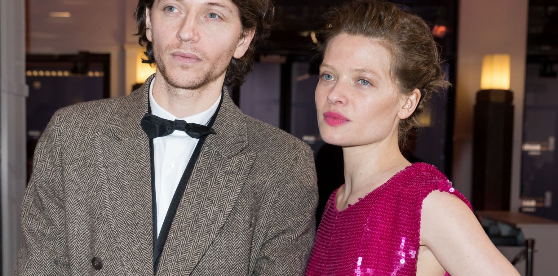 Qui Est La Mère Du Chanteur Raphaël Mélanie Thierry embrasse Raphael qui l'a mise au défi, encouragée par