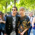 Brandon Flynn et Tommy Dorfman au défilé de mode Balmain homme printemps-été 2018 à l'hôtel Potocki à Paris, France, on June 24, 2017. © CVS/Veeren/Bestimage