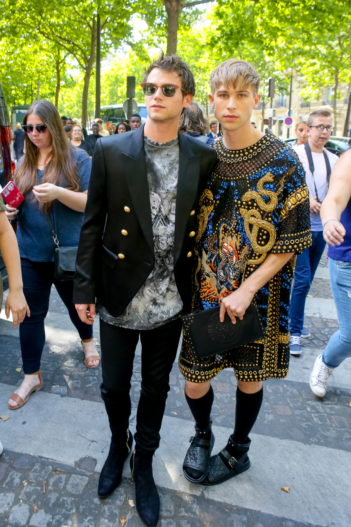 Photo : Brandon Flynn et Tommy Dorfman au défilé de mode Balmain homme ...