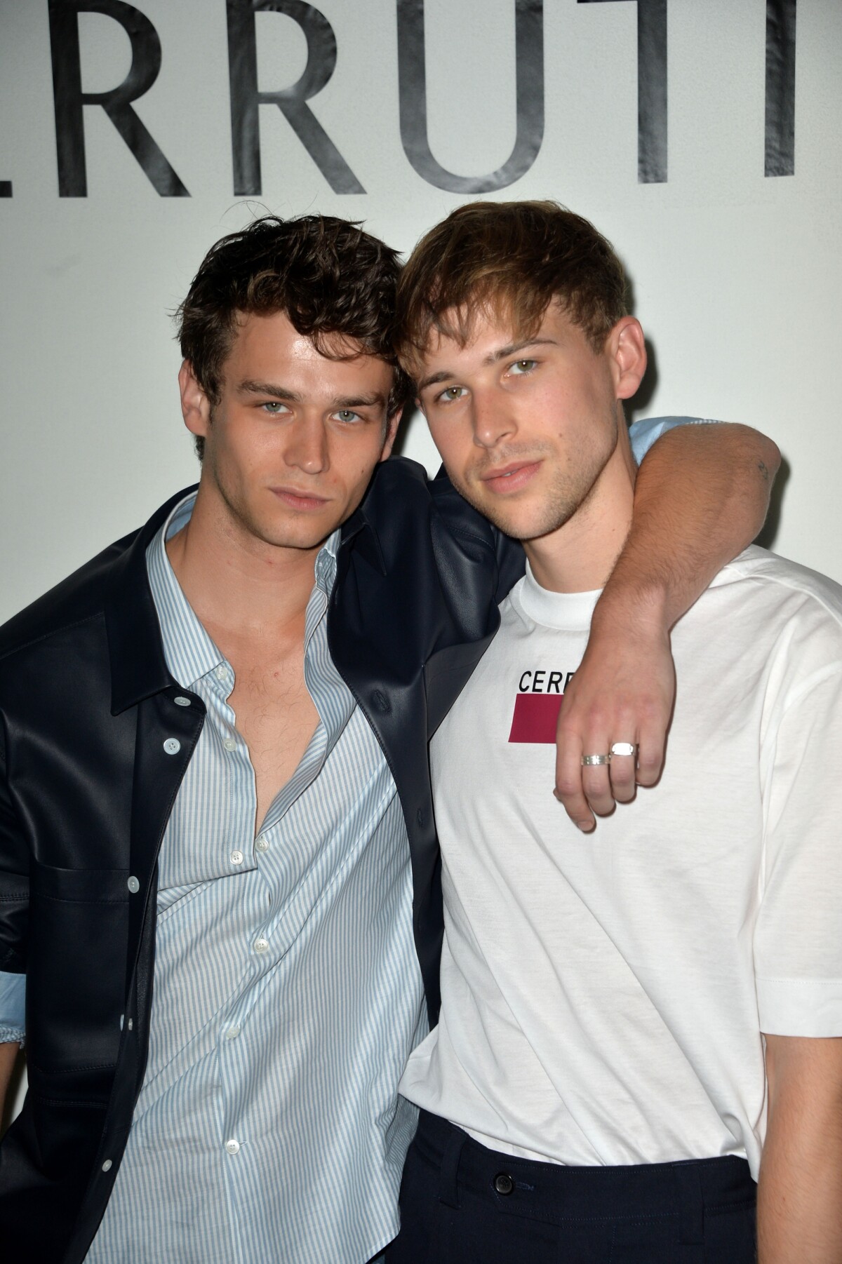 Photo : Brandon Flynn et Tommy Dorfman au défilé de mode Cerruti 1881 ...