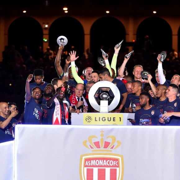 Le prince Albert II de Monaco et Dmitri Rybolovlev, président du club, célébrant avec les joueurs de l'AS Monaco leur titre de champions de France le 17 mai 2017 au stade Louis-II à l'issue d'un match contre l'AS Saint-Etienne. © Bruno Bebert/Bestimage