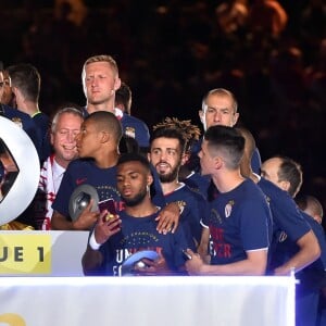 Le prince Albert II de Monaco et Dmitri Rybolovlev, président du club, célébrant avec les joueurs de l'AS Monaco leur titre de champions de France le 17 mai 2017 au stade Louis-II à l'issue d'un match contre l'AS Saint-Etienne. © Bruno Bebert/Bestimage