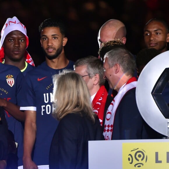 Le prince Albert II de Monaco et Dmitri Rybolovlev, président du club, célébrant avec les joueurs de l'AS Monaco leur titre de champions de France le 17 mai 2017 au stade Louis-II à l'issue d'un match contre l'AS Saint-Etienne. © Bruno Bebert/Bestimage