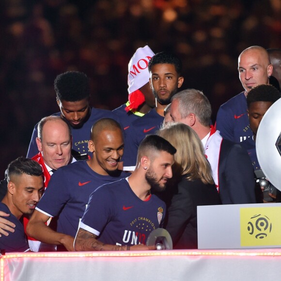 Le prince Albert II de Monaco et Dmitri Rybolovlev, président du club, célébrant avec les joueurs de l'AS Monaco leur titre de champions de France le 17 mai 2017 au stade Louis-II à l'issue d'un match contre l'AS Saint-Etienne. © Bruno Bebert/Bestimage