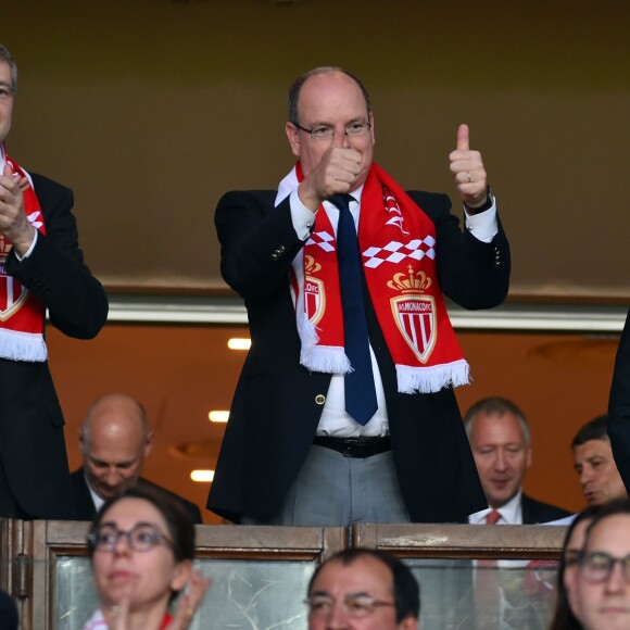Dmitri Rybolovlev et le prince Albert II de Monaco enthousiastes lors du sacre de l'AS Monaco, couronnée championne de France le 17 mai 2017 au stade Louis-II à l'issue d'un match contre l'AS Saint-Etienne. Depuis, le climat a bien changé sur le Rocher entre le milliardaire et le souverain. © Bruno Bebert/Bestimage