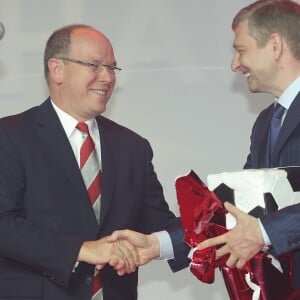 Le prince Albert II de Monaco et Dmitri Rybolovlev tout sourire lors d'un événement pour fêter le retour de l'AS Monaco en Ligue 1, le 31 mai 2013 sous le chapiteau de Fontvieille. En 2017, le MonacoGate éclate et le temps de la camaraderie semble bien révolu...