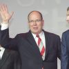 Le prince Albert II de Monaco et Dmitri Rybolovlev tout sourire lors d'un événement pour fêter le retour de l'AS Monaco en Ligue 1, le 31 mai 2013 sous le chapiteau de Fontvieille. En 2017, le MonacoGate éclate et le temps de la camaraderie semble bien révolu...