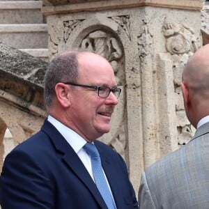 Le prince Albert II de Monaco avec à sa droite Laurent Anselmi, nouveau directeur à Monaco des Services judiciaires et président du Conseil d'Etat, le 2 octobre 2017 lors de l'audience solennelle de rentrée des cours et tribunaux de Monaco. © Bruno Bebert / Bestimage