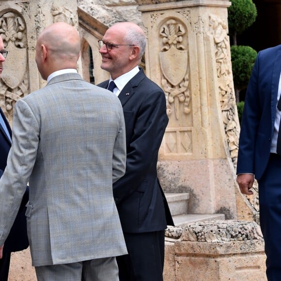 Le prince Albert II de Monaco avec à sa droite Laurent Anselmi, nouveau directeur à Monaco des Services judiciaires et président du Conseil d'Etat, le 2 octobre 2017 lors de l'audience solennelle de rentrée des cours et tribunaux de Monaco. © Bruno Bebert / Bestimage