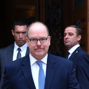 Le prince Albert II de Monaco avec à sa droite Laurent Anselmi, nouveau directeur à Monaco des Services judiciaires et président du Conseil d'Etat, le 2 octobre 2017 lors de l'audience solennelle de rentrée des cours et tribunaux de Monaco. © Bruno Bebert / Bestimage