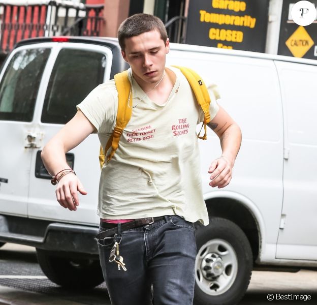 Exclusif - Brooklyn Beckham fait du skateboard dans les rues de New York, le 19 septembre 2017 Exclusive - Brooklyn Beckham shows off his skateboarding skills while out for a ride in New York City. 19th september 201719/09/2017 - New York