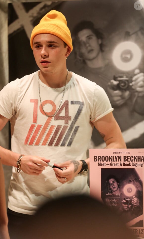 Brooklyn Beckham dédicace son livre de photos "What I See" dans la boutique Urban Outfitters à New York City, New York, Etats-Unis, le 12 septembre 2017.  Brooklyn Beckham is spotted signing for his book 'What I See' at Urban Outfitters in Brooklyn, New York, NY, USA on September 12th, 2017.12/09/2017 - New York