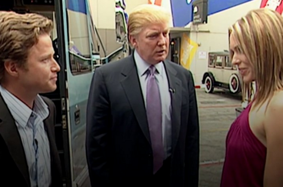 Capture de l'enregistrement vidéo pour l'émission Access Hollywood en 2005. A cette époque, Billy Bush avait interviewé Donald Trump. Dans une séquence tristement célèbre, l'homme d'affaire s'était vanté de pouvoir attraper les femmes "par la c**tte".