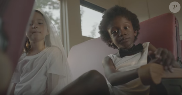 Images du clip de la chanson Deadly Valentine de Charlotte Gainsbourg (album Rest) avec sa fille Joe