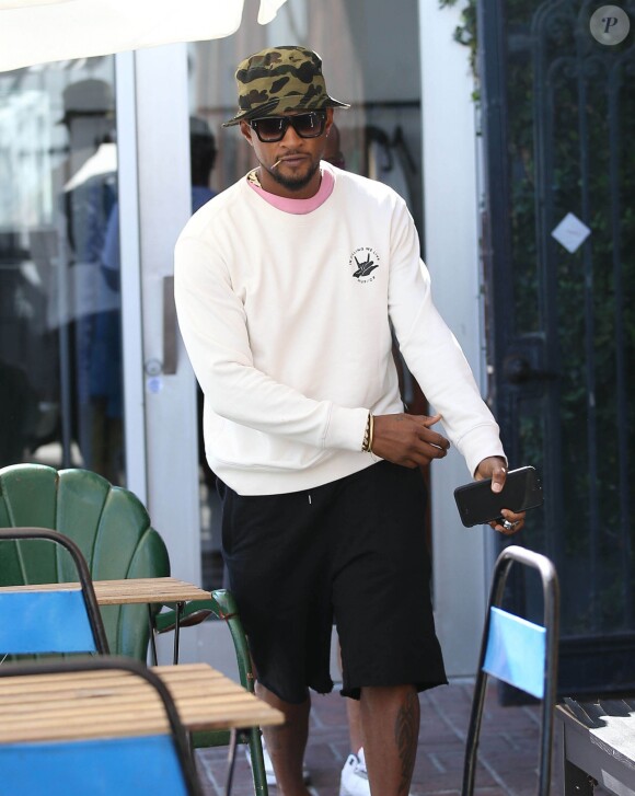 Usher se promène à Los Angeles le 11 août 2017.
