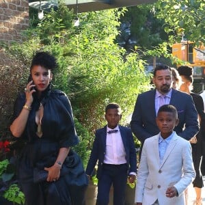 Le femme de Usher Grace Miguel quitte son hôtel avec ses enfants Naviyd Ely et Usher Raymond V à New York le 15 juin 2017.