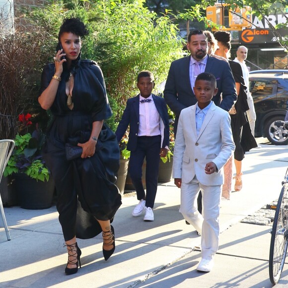 Le femme de Usher Grace Miguel quitte son hôtel avec ses enfants Naviyd Ely et Usher Raymond V à New York le 15 juin 2017